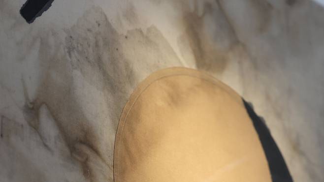 태극기 얼룩 부분. 6.25 전쟁 당시 진관사 폭격에 의한 그을음 자국으로 추정된다고 합니다. 김경록 기자