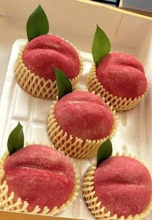 복숭아 빵은 실제와 흡사한 모양이 특징이며, 안에 복숭아 잼 등이 들어있다. 청도복숭아연구소