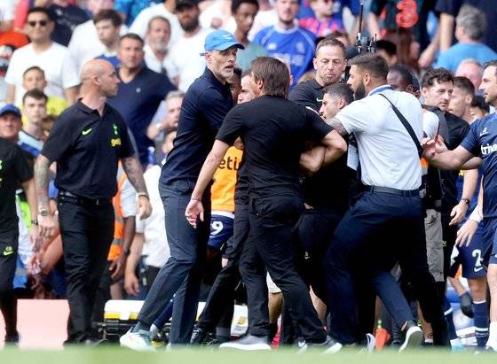신경전을 펼친 토트넘 콘테 감독과 첼시 투헬 감독. 로이터=연합뉴스
