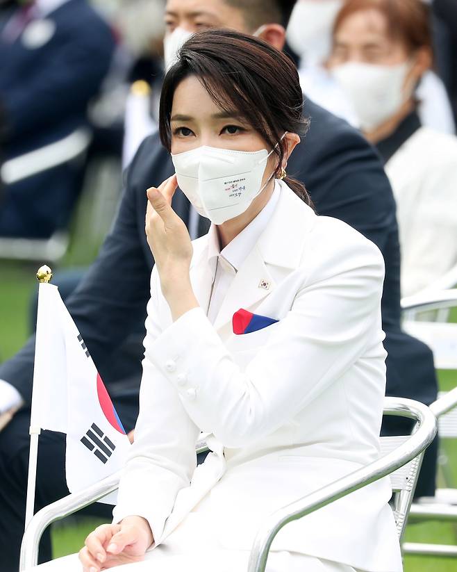 김건희 여사가 15일 서울 용산 대통령실 잔디마당에서 열린 제77주년 광복절 경축식에서 장호권 광복회장의 기념사를 경청하고 있다. 뉴시스