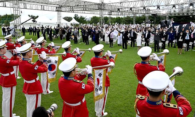 윤석열 대통령과 김건희 여사 등 참석자들이 '제77주년 광복절 경축식'에서 만세삼창을 하고 있다. 대통령실사진기자단