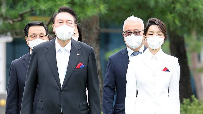 윤석열 대통령과 김건희 여사가 15일 서울 용산 대통령실 청사 잔디마당에서 열린 제77주년 광복절 경축식에 입장하고 있다. 연합뉴스