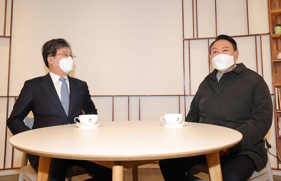 2월 17일 당시 국민의힘 대선후보였던 윤석열 대통령이 서울 영등포구 여의도의 한 카페에서 유승민 전 의원을 면담하는 모습. 국회사진기자단