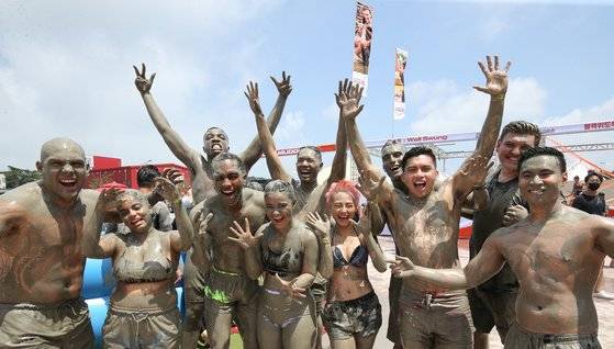 지난달 16일 충남 보령 대천해수욕장 일원에서 열린 보령해양머드박람회에서 외국인 관광객이 머드체험을 하며 즐거운 시간을 보내고 있다. 뉴스1