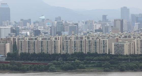 서울 강남구 압구정 현대아파트 모습. 최근 금리 인상에 따른 거래 절벽 현상이 장기화하면서 '원정 투자' 수요도 줄어든 것으로 나타났다. [연합뉴스]