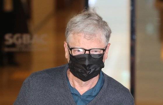 마이크로소프트(MS)의 공동 창업자이자 `빌 앤드 멀린다 게이츠 재단` 공동 이사장인 빌 게이츠가 15일 오후 서울 강서구 서울김포비즈니스항공센터를 통해 입국하고 있다. 사진공동취재단