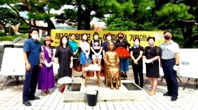 ▲ ‘동해평화나비초록’과 시민 등 20여명은 지난 14일 동해시 천곡동 동해문화예술회관 앞에 자리한 ‘동해평화의 소녀상’에서 ‘제10차 일본군 성노예 피해자 기림의 날’ 행사를 마친후 참여자들이 기념촬영을 하고 있다.