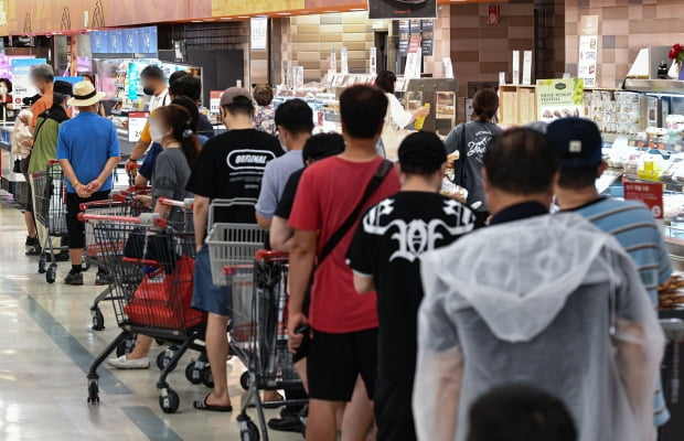 지난 8일 서울 시내 한 대형마트에서 치킨 할인 상품을 구매하기 위해 고객들이 줄을 서고 있는 모습. 사진=뉴스1