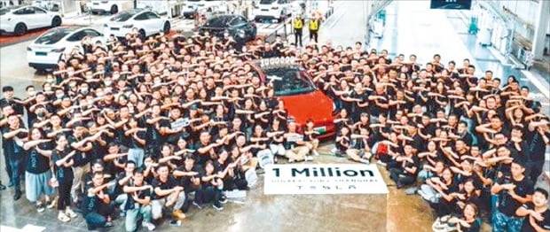 테슬라 상하이 공장에서 직원들이 전기차 생산 100만 대 돌파를 기념하고 있다.    트위터  캡처