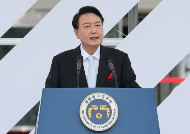 윤석열 대통령이 15일 서울 용산 대통령실 청사 잔디마당에서 열린 제77주년 광복절 경축식에서 축사하고 있다. 연합뉴스