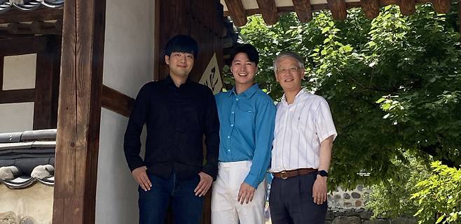 7월말 서울시 중구 필동에 위치한 남산골 한옥마을을 찾은 시프트바이오 공동창업자들. 좌로부터 남기훈 COO, 이원용 CEO, 김인산 KIST 책임연구원. [신현규 기자]