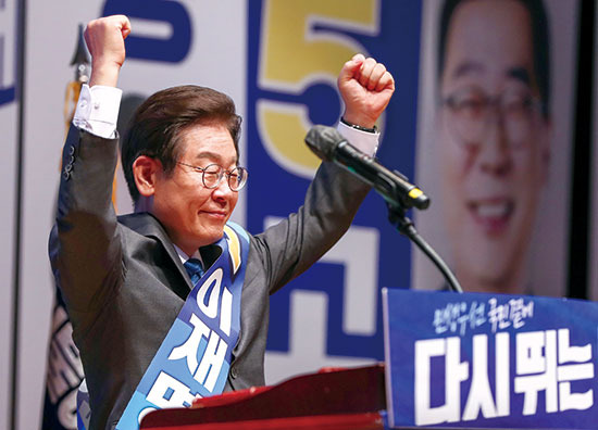 더불어민주당이 8·28 전당대회 지역 순회 경선을 시작한 8월 6일 강원 원주시 한라대 대강당에서 열린 합동연설회에서 이재명 대표 후보가 정견을 발표하고 있다. (연합뉴스)