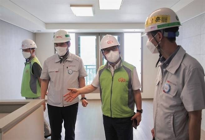 지난 12일 문헌일 구로구청장(오른쪽에서 두 번째)이 시공사인 HDC현대산업개발 직원들과 함께 고척아이파크를 방문해 현장을 점검하는 모습/사진=HDC현대산업개발