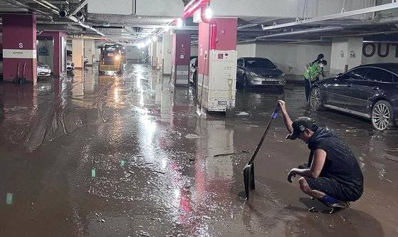 배우 조한선이 14일 수해복구 현장에서 포착됐다. /사진=이기인 경기도의원 페이스북