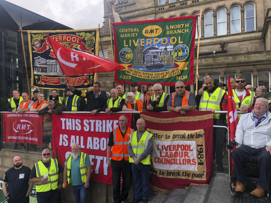 철도해운노조(RMT) 소속 노조원들이 지난달 27일 영국 리버풀 라임역 앞에서 파업 피켓을 걸고 시위를 벌이고 있다. AP 연합뉴스