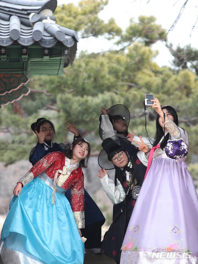 【서울=뉴시스】박미소 수습기자 = 설 연휴 첫날인 2일 오후 서울 종로구 경복궁에서 시민들이 한복을 입고 사진을 찍고 있다.  문화재청은 설 연휴기간인 2일부터 6일까지 경복궁, 창덕궁, 덕수궁, 창경궁와 종묘, 조선왕릉, 아산 현충사, 금산 칠백의총, 남원 만인의총을 휴무일 없이 무료 개방한다. 2019.02.02.  misocamera@newsis.com