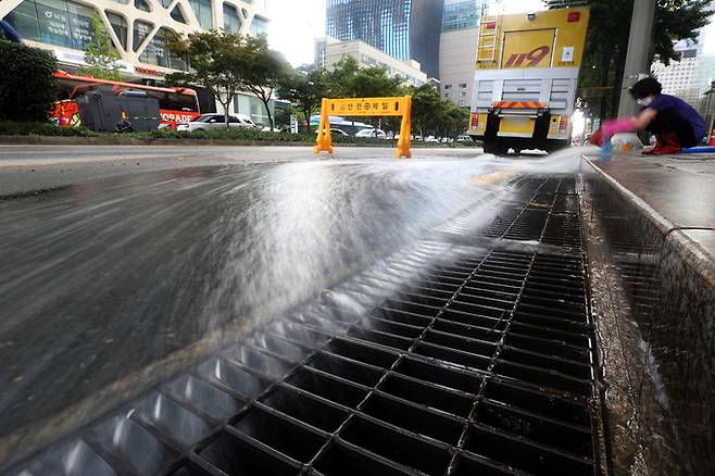 지난 12일 서울 서초대로에 빗물받이에 물이 흐르고 있는 모습. 뉴스1