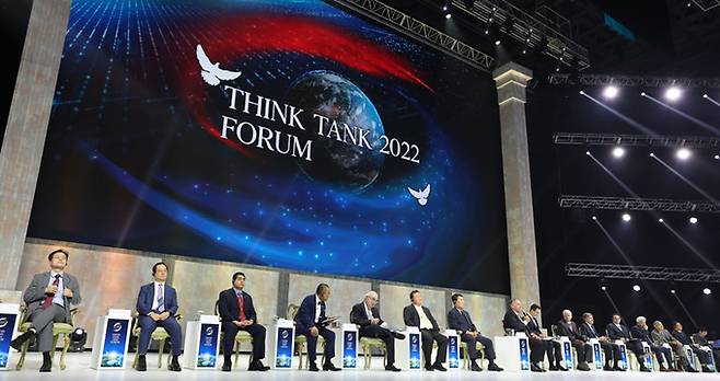 ‘북핵 위기 30년, 새로운 해법을 모색하다’라는 주제로 15일 경기 가평군 HJ글로벌아트센터에서 열린 ‘제5회 THINK TANK(싱크 탱크) 2022 포럼’에서 마이크 폼페이오 전 미국 국무장관(왼쪽 여덟 번째) 등 포럼 참석자들이 토론회를 열고 있다. 왼쪽부터 문병철 싱크 탱크 2022 정책연구원 수석연구위원, 김흥광 NK지식인연대 대표, 에크낫 다칼 천주평화연합(UPF) 아시아 의장, 속 시파나 아시아비전연구소이사회 이사장, 프란치스코 로자스 아라베나 유엔평화대학교 8대 총장, 차이용 삿찌파논 전 주미 태국대사, 임호영 전 한미연합사령부 부사령관, 폼페이오 전 미 국무장관, 윤영호 싱크탱크2022포럼 추진위원장, 월터 샤프 전 한미연합사령관, 조지프 디트라니 전 미 대북협상특사, 마이클 젠킨스 UPF 세계회장, 김성현 전 미 중앙정보국(CIA) 국장, 해리 해리스 전 주한 미국대사, 백승주 전 국회의원, 차두현 아산정책연구원 수석연구원. 가평=남정탁 기자