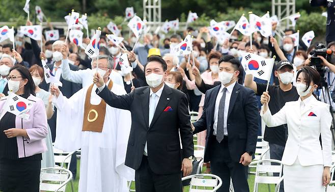 윤석열 대통령과 부인 김건희 여사가 15일 서울 용산 대통령실 잔디마당에서 열린 제77주년 광복절 경축식에서 참석자들과 함께 만세 삼창을 하고 있다. 뉴시스