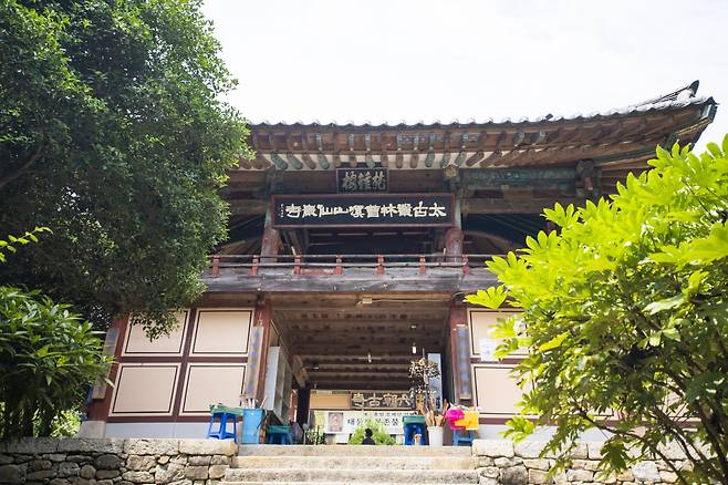 선암사 입구에 들어서면 ‘태고총림조계산선암사’ 현판을 볼 수 있다. 순천 류재민 기자