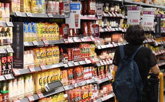 선뜻 손이 안 가네 - 15일 서울의 한 대형마트를 찾은 한 시민이 매장에 진열된 가공식품들을 살피며 장을 보고 있다. 지난달 가공식품 소비자물가지수는 지난해 같은 달보다 8.2% 올라 2011년 12월(8.6%) 이후 최고 상승률을 기록했다.오장환 기자