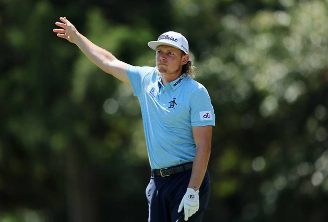 캐머런 스미스가 지난 14일 PGA 투어 페덱스 세인트주드 챔피언십 3라운드에서 티샷을 날린 뒤 공의 방향을 손으로 가리키고 있다. 스미스는  최종일 출발을 앞두고 3라운드 4번홀 규정 위반으로 2벌타를 받았다. ｜게티이미지