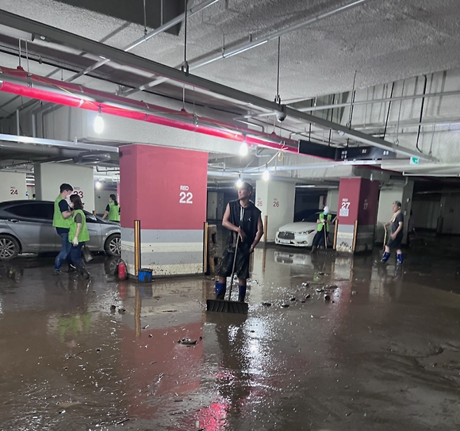 배우 조한선이 지난 14일 수해 복구 현장에서 포착됐다.