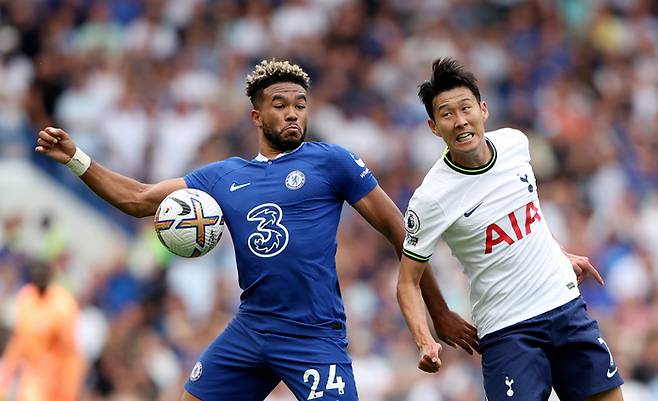 토트넘 손흥민(오른쪽)이 15일 영국 런던 스탬퍼드 브리지에서 열린 첼시와의 2022~2023 잉글랜드 프리미어리그 2라운드 경기에서 첼시의 리스 제임스와 공을 다투고 있다.   런던 | AP연합뉴스