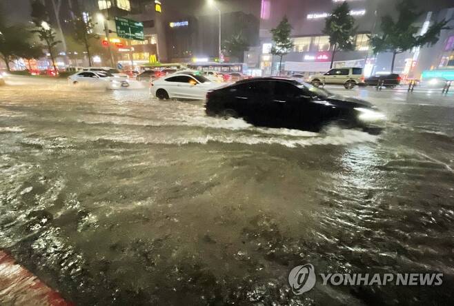 폭우에 잠긴 도로 (서울=연합뉴스) 김주성 기자 = 지난 8일 밤 서울 강남구 신사역 일대 도로가 물에 잠겨 있다.