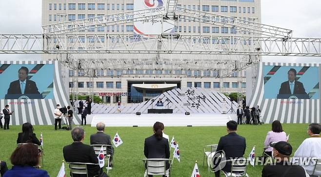 용산의 광복절 경축식 (서울=연합뉴스) 안정원 기자 = 윤석열 대통령이 15일 서울 용산 대통령실 청사 잔디마당에서 열린 제77주년 광복절 경축식에서 축사하고 있다. 2022.8.15 jeong@yna.co.kr