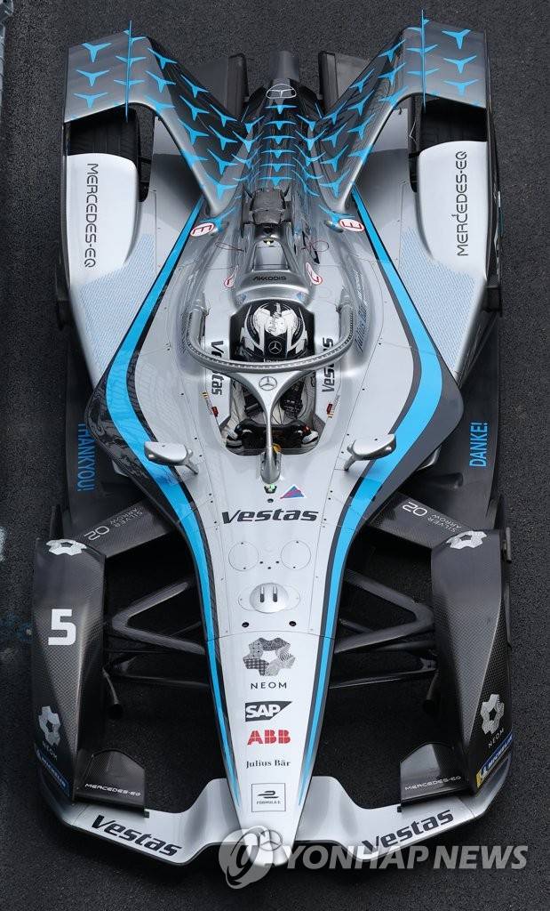 예선 레이스 펼치는 반도른 이달 14일 서울 송파구 잠실올림픽주경기장 일대에서 열린 '2022 하나은행 서울 E-프리(E-Prix)' 16라운드 예선전에 출전한 메르세데스-EQ 포뮬러E(MFE) 팀의 스토펠 반도른(벨기에)가 레이스를 펼치고 있다. 차량 앞부분에 SAP 로고가 보인다. [연합뉴스 자료사진]