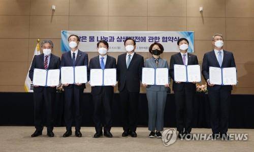 취수원 다변화 협정 체결 기념 촬영  (세종=연합뉴스) 김주형 기자 = 지난해 4월 4일 정부세종컨벤션센터에서 열린 '맑은 물 나눔과 상생발전에 관한 협정' 관계기관 협정체결식에서 김부겸 당시 총리와 참여자들이 협정서를 들고 기념 촬영을 하는 모습. 왼쪽부터 강성조 경북도 행정부지사, 장세용 전 구미시장, 권영진 전 대구시장, 김 전 총리, 한정애 전 환경부 장관, 구윤철 전 국무조정실장, 박재현 한국수자원공사사장. 2022.4.4 kjhpress@yna.co.kr