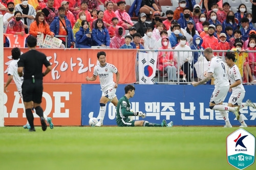 강원전에서 K리그 데뷔골을 터트린 수원FC 정재윤이 기뻐하는 모습. [한국프로축구연맹 제공. 재판매 및 DB 금지]