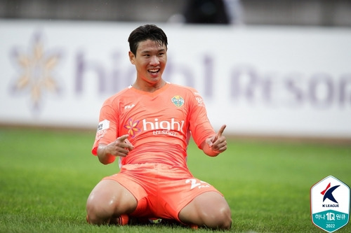 수원FC를 상대로 동점골을 넣은 강원 김진호의 세리머니. [한국프로축구연맹 제공. 재판매 및 DB 금지]