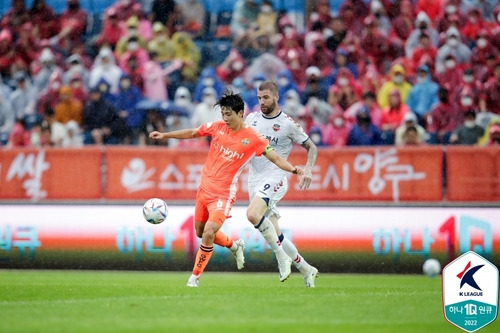 수원FC 라스(오른쪽)가 강원 김동현과 경합하는 모습. [한국프로축구연맹 제공. 재판매 및 DB 금지]