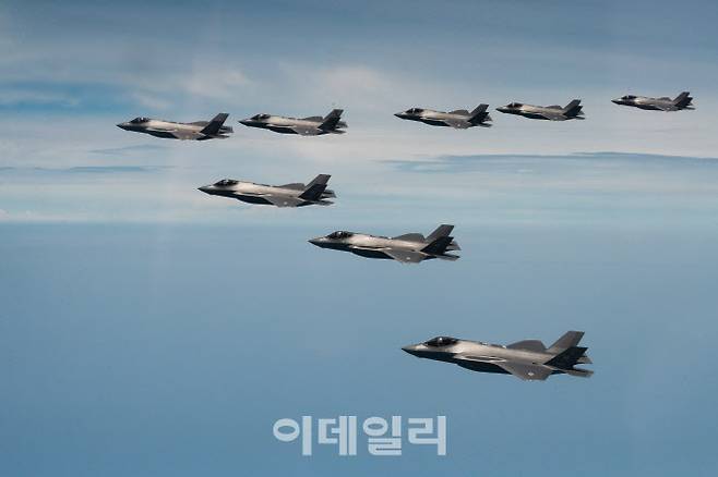 한미 양국의 F-35A 8대가 지난 7월 국내 임무 공역에서 연합 비행훈련을 하고 있다. (사진=공군)