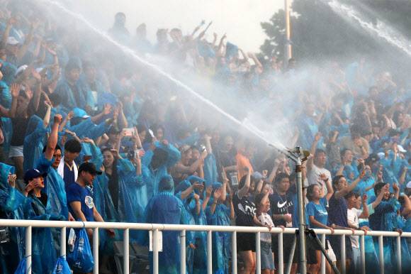 3일 오후 서울 송파구 잠실종합운동장 보조경기장에서 열린 ‘싸이 흠뻑쇼 서머 스웨그 2018’에서 관객들이 시원한 물줄기를 맞으며 즐거워 하고 있다. (사진=연합뉴스)