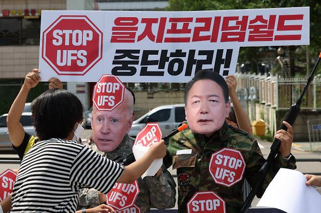 지난 4일 오전 서울 용산구 대통령 집무실 인근에서 열린 을지프리덤쉴드 한미연합군사연습 중단 촉구 기자회견에서 윤석열 대통령과 조 바이든 미 대통령 얼굴 가면을 쓴 시민단체 ‘겨레하나’ 관계자들이 관련 퍼포먼스를 펼치고 있다.(사진=연합뉴스)