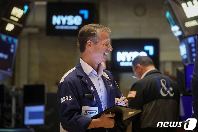 뉴욕증권거래소 내부객장의 트레이더들ⓒ 로이터=뉴스1