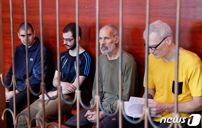 우크라이나군의 용병으로 활동하며 적대행위를 벌인 혐의로 도네츠크인민공화국(DPR) 법원에 의해 기소된 브예코슬라브 프리베그, 딜런 힐리, 존 하딩, 마티아스 구스타프손이 15일(현지시간) DPR 법원에 출석했다. 22.08.15 ⓒ 로이터=뉴스1 ⓒ News1 김예슬 기자