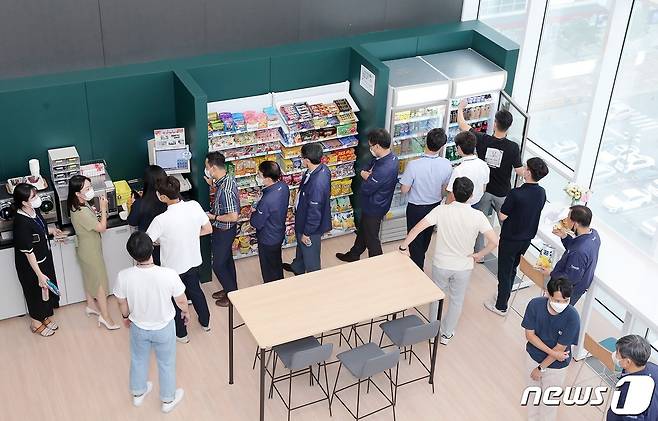 DGB금융그룹 직원들이 8층에 마련된 아페이론 스낵바 코너에서 간식과 음료를 고르고 있다.(DGB금융그룹 제공)