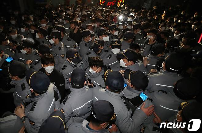 경찰이 지난 3월10일 인천시 부평구 삼산체육관에서유튜브 채널 '가로세로 연구소(가세연)' 와 일부 인천 시민들이 이동을 못하도록 막은 투표함을 이동시키기 위해 시민들과 몸싸움을 벌이고 있다.2022.3.10/뉴스1 ⓒ News1 정진욱 기자