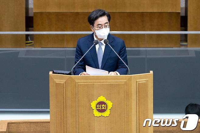 (수원=뉴스1) 송용환 기자 = 부동산 거래실종에 따른 도세징수 급감에 따라 경기도가 감액추경안을 편성하겠다는 방침을 세웠다. 사진은 지난 10일 김동연 지사가 경기도의회 본회의장에서 열린 제362회 임시회 제2차 본회의에서 제1회 추경예산안 제안설명을 하고 있는 모습.(경기도 제공)/