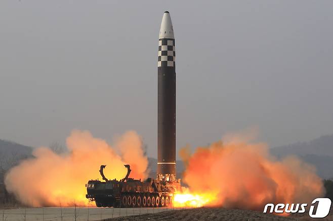 (평양 노동신문=뉴스1) = 북한 대륙간탄도미사일(ICBM) '화성-17'형 시험발사 모습.  [국내에서만 사용가능. 재배포 금지. DB 금지. For Use Only in the Republic of Korea. Redistribution Prohibited] rodongphoto@news1.kr