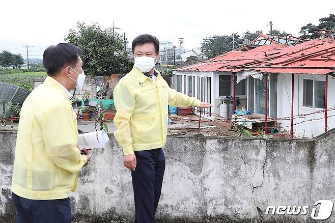 전북 정읍지역에 강한 돌풍과 함께 호우주의보가 내려진 16일 오전 휴가 중인 이학수 정읍시장이 긴급 현장 점검에 나섰다. (정읍시 제공)
