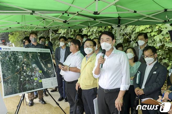 전남 순천시는 16일 오전 순천시 왕지동 생활폐기물 매립장에서 간부회의를 열고 현장 점검을 하고 있다.(순천시 제공)2022.8.16/뉴스1 ⓒ News1 김동수 기자