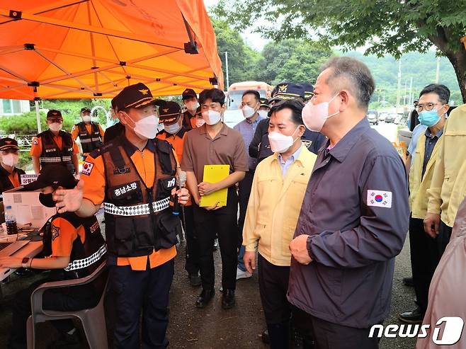 부여소방서 관계자가 이상민 행안부 장관(오른쪽)과 박정현 군수(가운데)에게 은산면 나령리에서 급류에 휩쓸려 실종된 2명에 대한 수색 경과 보고를 하고 있다. /News1