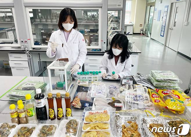 광주시 보건환경연구원 연구원들이 제수·선물용 식품에 대한 유해물질 안전성 검사를 하고 있다.(광주시 제공)2022.8.16/뉴스1 ⓒ News1