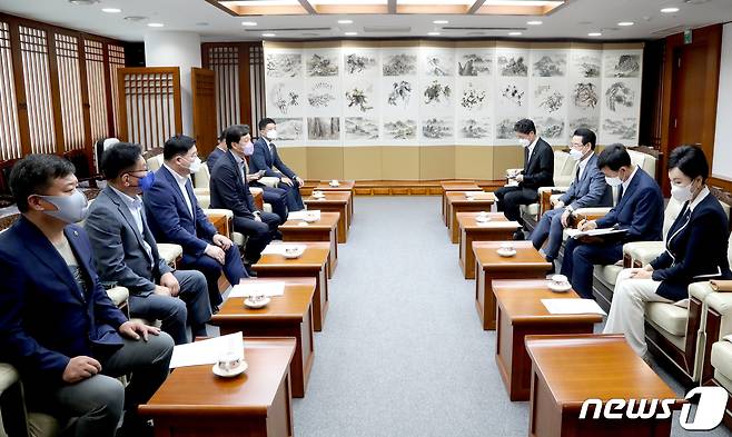 16일 전남도청에서 순천지역 전남도의원들이 김영록 지사와의 면담에서 '경전선 기본계획 고시 연기'를 공식 요청하고 있다.(전남도의회 제공) 2022.8.16/뉴스1