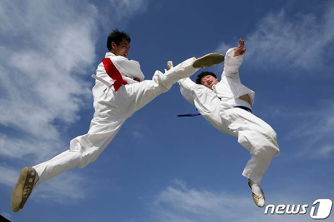 16일 충북 충주서 올해도 세계택견대회가 열릴지 관심이다. 한국택견협회 관계자는 "택견은 상생과 배려의 정신으로 인류가 배워야 할 무예"라면서 세계택견대회 개최의 당위성을 강조했다. 택견 대련 모습.(충주시 제공) /뉴스1